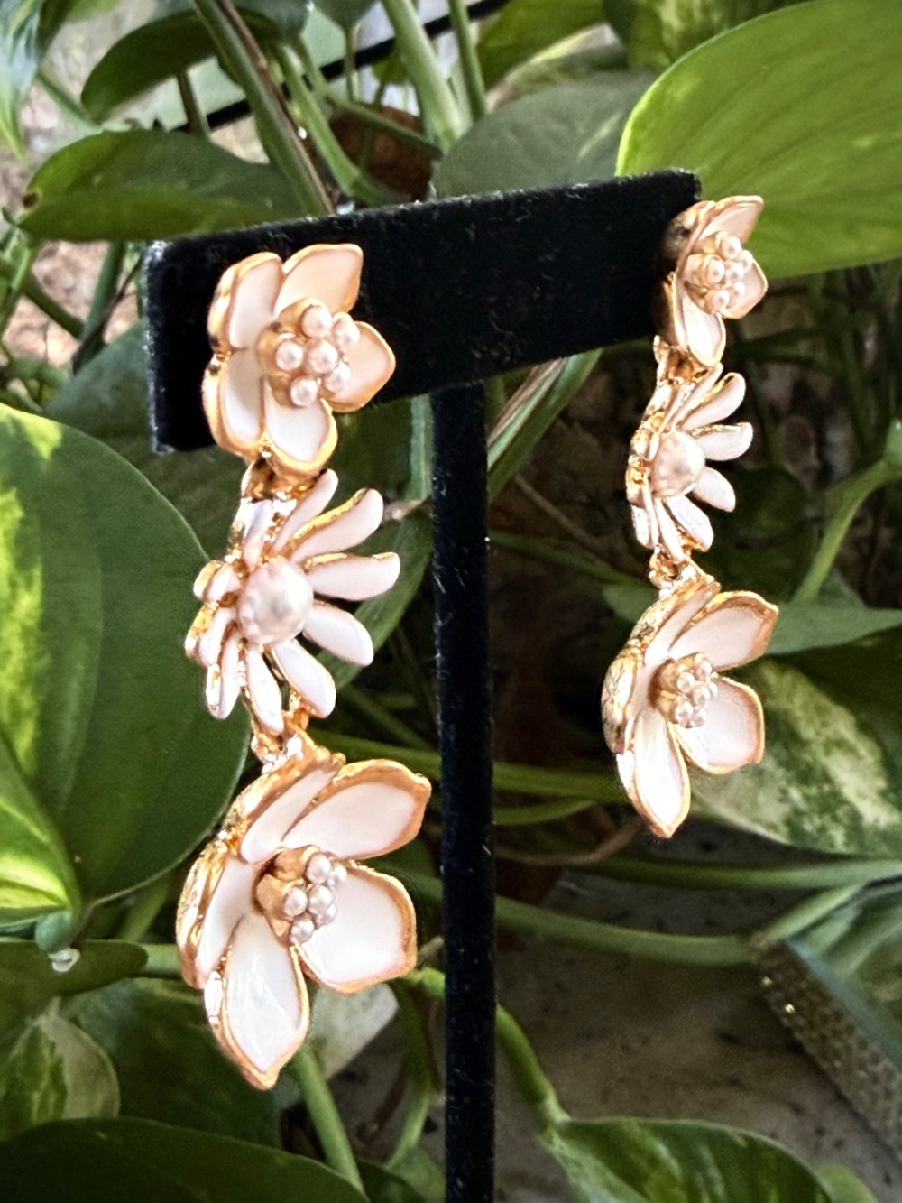 Oscar de la Renta Flower Earrings✨White Enamel Gold Floral ✨Triple Flower Dangle - Picture 11 of 17